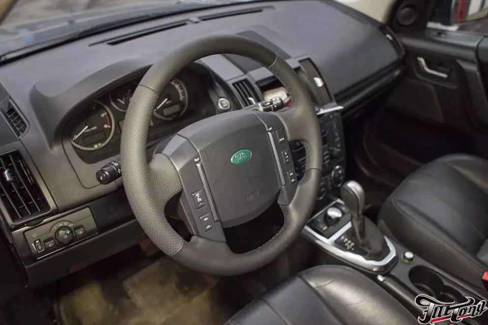 Land Rover Freelander. Установка фирменного подогрева руля и пошив обода руля. Шумоизоляция дверей.